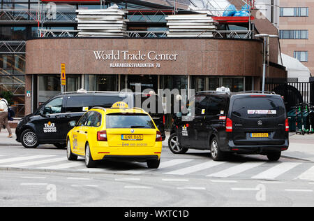 Stockholm, Schweden, September 10, 2019: Der Eingang zum World Trade Center in Stockholm wit Taxis vor. Stockfoto