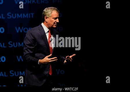 Präsidentschaftskandidat Bill De Blasio spricht während des AFL-CIO ersten Präsidentschaftswahlen Gipfel in Philadelphia. Stockfoto