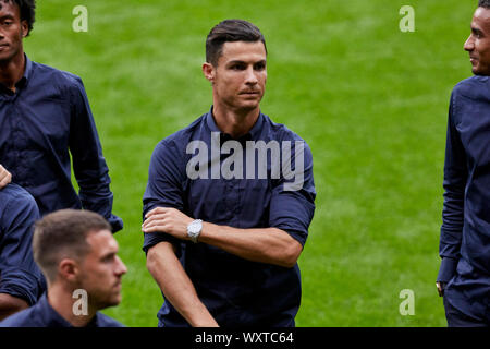 Cristiano Ronaldo Spaziergänge auf dem Platz vor dem UEFA Champions League Spiel zwischen Atlético de Madrid und Juventus Turin an Wanda Metropolitano Stadion in Madrid. Stockfoto