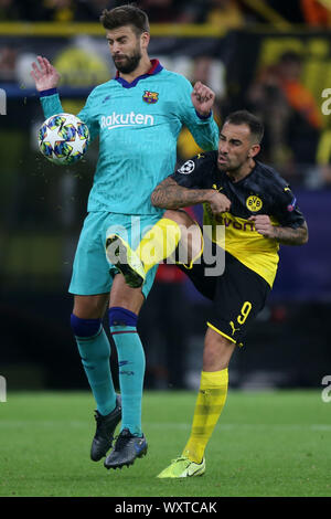 Paco Alcácer von Borussia Dortmund (R) und Gerard Piqué des FC Barcelona sind in Aktion während der UEFA Champions League Spiel zwischen Borussia Dortmund und dem FC Barcelona am Signal Iduna Park in Dortmund gesehen. (Endstand; Borussia Dortmund 0:0 FC Barcelona) Stockfoto