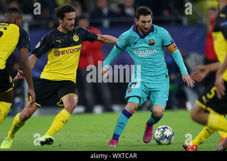 Lionel Messi vom FC Barcelona (R) und Mats Hummels Borussia Dortmund sind in Aktion während der UEFA Champions League Spiel zwischen Borussia Dortmund und dem FC Barcelona am Signal Iduna Park in Dortmund gesehen. (Endstand; Borussia Dortmund 0:0 FC Barcelona) Stockfoto