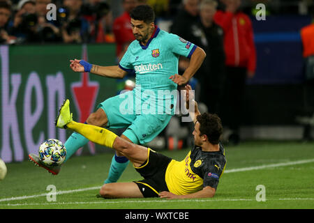 Luis Suarez vom FC Barcelona (L) und Thomas Delaney von Borussia Dortmund sind in Aktion während der UEFA Champions League Spiel zwischen Borussia Dortmund und dem FC Barcelona am Signal Iduna Park in Dortmund gesehen. (Endstand; Borussia Dortmund 0:0 FC Barcelona) Stockfoto