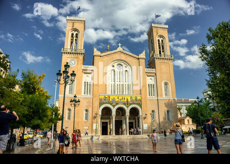 Menschen, die vor der Hauptfassade der Metropolitan Cathedral of the Annunciation, auch bekannt als die Mitropoli oder Metropolis, in Mitropole Stockfoto