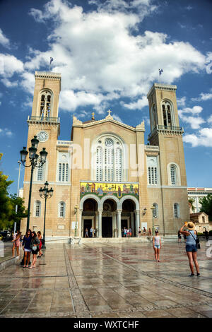 Menschen, die vor der Hauptfassade der Metropolitan Cathedral of the Annunciation, auch bekannt als die Mitropoli oder Metropolis, in Mitropole Stockfoto