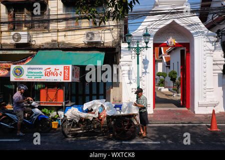 Ein eis Anbieter mit seiner Karre vor einem der Tore der Tempel Wat Suthat, in der Altstadt von Bangkok, Thailand Stockfoto