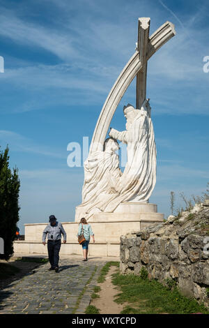 ESZTERGOM, Ungarn - 20. AUGUST 2019: St. Stephen's Krönung Denkmal Stockfoto