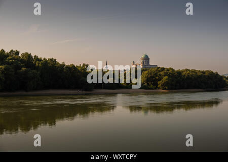 ESZTERGOM, Ungarn - 20. AUGUST 2019: Esztergom Blick auf die Kathedrale von der Donau bei Sonnenaufgang Stockfoto