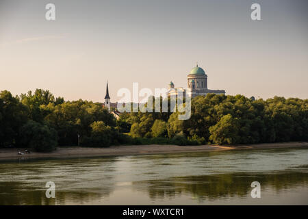 ESZTERGOM, Ungarn - 20. AUGUST 2019: Esztergom Blick auf die Kathedrale von der Donau bei Sonnenaufgang Stockfoto