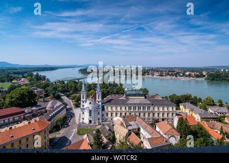 ESZTERGOM, Ungarn - 20. AUGUST 2019: Die christlichen Museum als vom Castle Hill gesehen Stockfoto