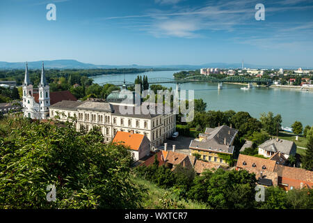 ESZTERGOM, Ungarn - 20. AUGUST 2019: Die christlichen Museum als vom Castle Hill gesehen Stockfoto