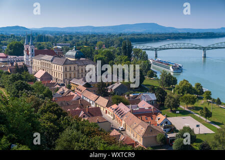 ESZTERGOM, Ungarn - 20. AUGUST 2019: Die christlichen Museum als vom Castle Hill gesehen Stockfoto