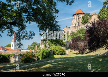 ESZTERGOM, Ungarn - 20 August, 2019: Blick auf das königliche Schloss von den Gärten Stockfoto