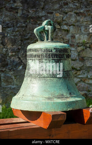 ESZTERGOM, Ungarn - 20. AUGUST 2019: Bell am Eingang der Basilika Stockfoto