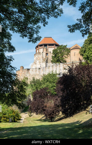 ESZTERGOM, Ungarn - 20 August, 2019: Blick auf das königliche Schloss von den Gärten Stockfoto