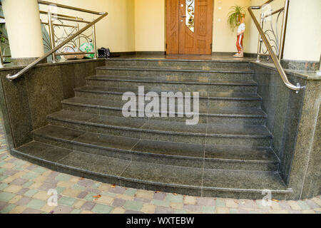 Detail einer Hausfassade. Neue Granit Treppe mit Geländer aus Metall. Stockfoto