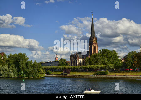 Frankfurt am Main, Deutschland. August 2019. Die dreikönigskirche ist eine evangelische Kirche, die sich an den Ufern des Main zeigt. Aus dem pedestri Stockfoto