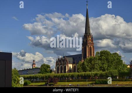 Frankfurt am Main, Deutschland. August 2019. Die dreikönigskirche ist eine evangelische Kirche, die sich an den Ufern des Main zeigt. Aus dem pedestri Stockfoto