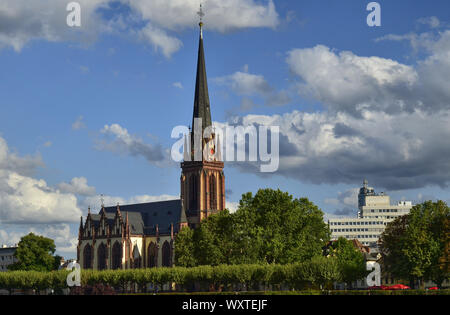 Frankfurt am Main, Deutschland. August 2019. Die dreikönigskirche ist eine evangelische Kirche, die sich an den Ufern des Main zeigt. Aus dem pedestri Stockfoto