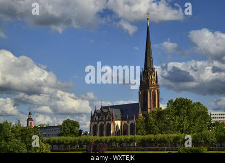 Frankfurt am Main, Deutschland. August 2019. Die dreikönigskirche ist eine evangelische Kirche, die sich an den Ufern des Main zeigt. Aus dem pedestri Stockfoto