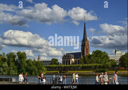 Frankfurt am Main, Deutschland. August 2019. Die dreikönigskirche ist eine evangelische Kirche, die sich an den Ufern des Main zeigt. Aus dem pedestri Stockfoto