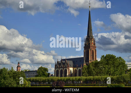 Frankfurt am Main, Deutschland. August 2019. Die dreikönigskirche ist eine evangelische Kirche, die sich an den Ufern des Main zeigt. Aus dem pedestri Stockfoto