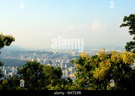 Seoul Stadt Straßenansicht von oben im Sommer in Korea Stockfoto