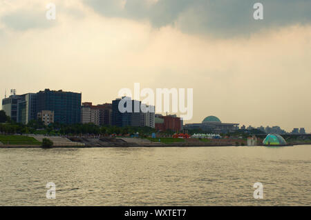 Hängen Sie den Fluss in Seoul am Abend mit Möwen Stockfoto