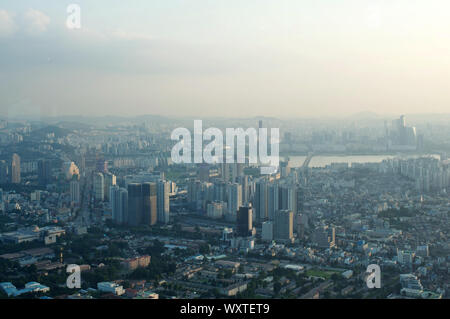 Stadt Seoul street view von oben im Sommer in Korea getönten in blau-grün Stockfoto