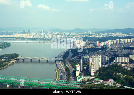 Stadt Seoul street view von oben im Sommer in Korea getönten in blau-grün Stockfoto