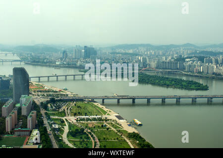 Stadt Seoul street view von oben im Sommer in Korea getönten in blau-grün Stockfoto