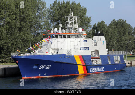 Rostock, Deutschland. 11 Sep, 2019. Das neue Schiff der föderalen Polizei, die BP 82 "Bamberg", ist an der föderalen Polizei in Warnemünde entfernt. Am 18.09.2019, BP 82 "Bamberg" wird der zweite von drei neuen Mission Schiffe der Bundespolizei feierlich getauft, gesegnet und in Dienst gestellt in Warnemünde. Quelle: Bernd Wüstneck/dpa-Zentralbild/ZB/dpa/Alamy leben Nachrichten Stockfoto