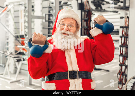 Santa Claus in der Turnhalle urlaub Konzept Stockfoto