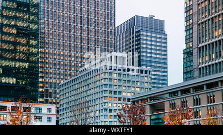 Marunouchi Bezirk moderne Bürogebäude in Tokio downtown Stadtbild in Abend mit Büros Licht auf. Japan Stockfoto