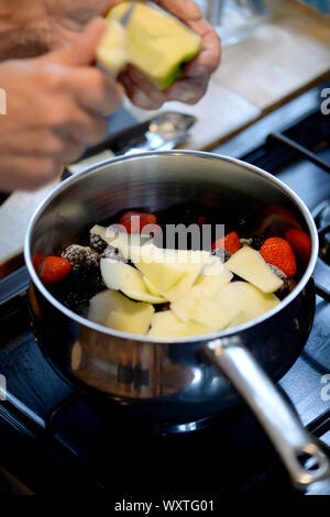 Home Kochen - Sommer Pudding, klassische englische Wüste Stockfoto