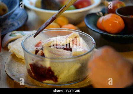 Home Kochen - Sommer Pudding, klassische englische Wüste Stockfoto