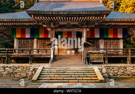 DEC 3, 2018 Yamagata, Japan - Konponchudo Haupthalle im yamadera Risshaku ji Temple und Japanische geschnitztem Holz lächelnden Buddha Statue mit altem Holz Wand ein Stockfoto