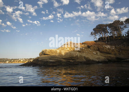 San Diego, Kalifornien, USA. 24. Mai 2010. Die Sonne stellt in La Jolla Cove an einem warmen Sommertag. Die Bucht ist als Teil eines Marine Reserve, die in der marine Leben reich ist geschützt und ist beliebt bei Kajakfahrer, Schnorchler, Schwimmer und Taucher. Credit: KC Alfred/ZUMA Draht/Alamy leben Nachrichten Stockfoto