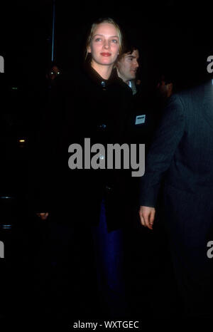 Westwood, Kalifornien, USA, 14. Dezember 1994 Schauspielerin Uma Thurman nimmt an der "Ready To Wear" (Pret-a-Porter) Premiere am 14. Dezember 1994 auf der Avco Center Kinos in Westwood, Kalifornien, USA. Foto von Barry King/Alamy Stock Foto Stockfoto