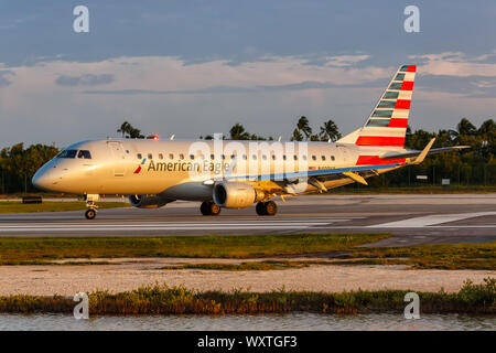 Key West, Florida - 4. April 2019: American Eagle Embraer ERJ 175 Flugzeug in Key West Airport (EYW) in den Vereinigten Staaten. Stockfoto