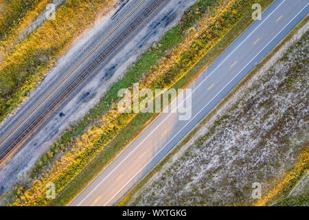 Autobahn und Bahnstrecke in Nebraska Sandhills - Ende des Sommers oder Anfang Herbst Luftaufnahme Stockfoto