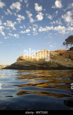 San Diego, Kalifornien, USA. 24. Mai 2010. Die Sonne stellt in La Jolla Cove an einem warmen Sommertag. Die Bucht ist als Teil eines Marine Reserve, die in der marine Leben reich ist geschützt und ist beliebt bei Kajakfahrer, Schnorchler, Schwimmer und Taucher. Credit: KC Alfred/ZUMA Draht/Alamy leben Nachrichten Stockfoto