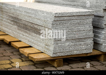 Stapel von Granit Marmor Platten. Stein Blätter für dekorative Bau. Stockfoto