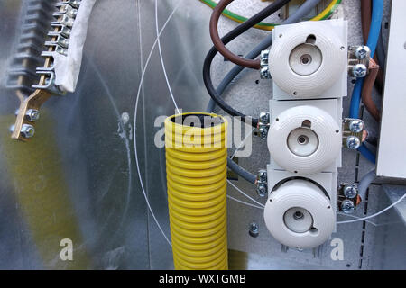 Elektrische Kabel und Switches in einem Sicherungskasten. Stockfoto