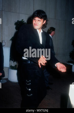 Westwood, Kalifornien, USA, 14. Dezember 1994 Regisseur Robert Rodriguez besucht die "Ready To Wear" (Pret-a-Porter) Premiere am 14. Dezember 1994 auf der Avco Center Kinos in Westwood, Kalifornien, USA. Foto von Barry King/Alamy Stock Foto Stockfoto