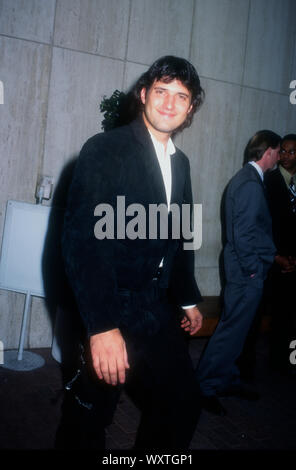 Westwood, Kalifornien, USA, 14. Dezember 1994 Regisseur Robert Rodriguez besucht die "Ready To Wear" (Pret-a-Porter) Premiere am 14. Dezember 1994 auf der Avco Center Kinos in Westwood, Kalifornien, USA. Foto von Barry King/Alamy Stock Foto Stockfoto