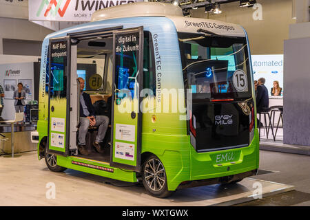 FRANKFURT, Deutschland - September 2019: grün blau EASYMILE EZ 10 ein batteriebetriebenes Autonome elektrische Bus entworfen und von EasyMile, IAA Internationa vermarktet Stockfoto