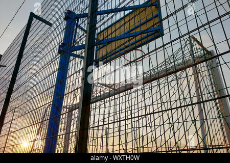 Im freien Mini Fußball- und Basketballplatz mit Ball Gate und Korb mit hoher Schutzzaun umgeben. Stockfoto