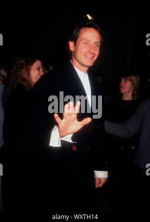 Westwood, Kalifornien, USA, 14. Dezember 1994 Schauspieler Sam Robards besucht die "Ready To Wear" (Pret-a-Porter) Premiere am 14. Dezember 1994 auf der Avco Center Kinos in Westwood, Kalifornien, USA. Foto von Barry King/Alamy Stock Foto Stockfoto