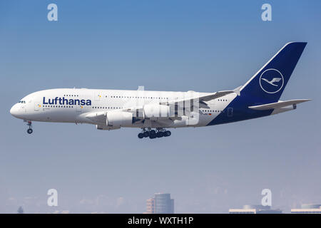 Los Angeles, Kalifornien - 14. April 2019: Lufthansa Airbus A380-800 Flugzeug am Los Angeles International Airport (LAX) in den Vereinigten Staaten. Stockfoto