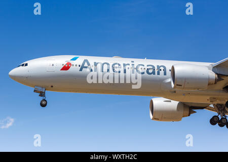 Los Angeles, Kalifornien - 12. April 2019: American Airlines Boeing 777-300ER Flugzeug am Los Angeles International Airport (LAX) in den Vereinigten Staaten. Stockfoto